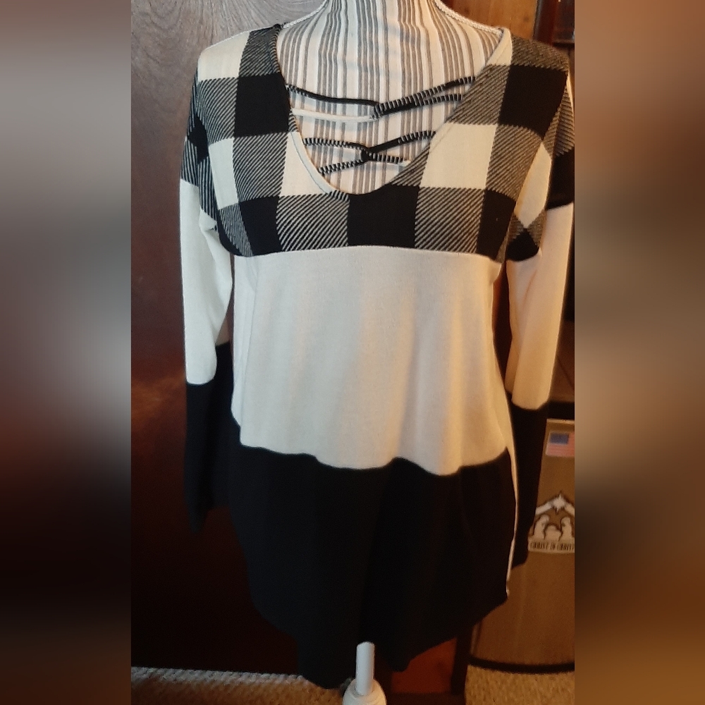 HEIMISH USA Black and White Knit Top